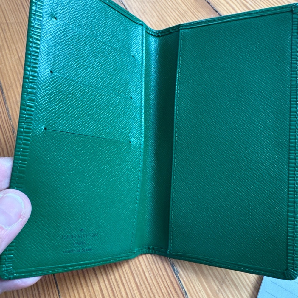 Authentic Louis Vuitton Green Epi wallet-paint has been touched up on int/ext - Picture 8 of 13